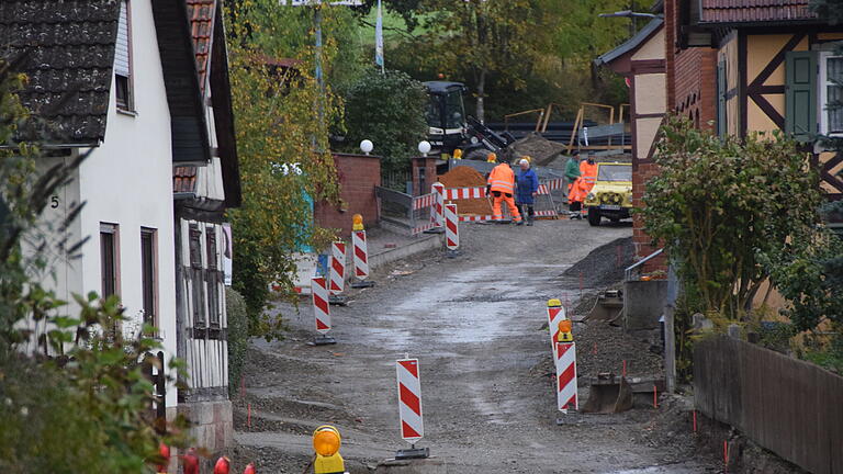 So hat es vor gut einem Jahr in Völkershausen ausgesehen, als unter anderem die Kanäle und die Trinkwasserleitungen ausgetauscht wurden. Nun steigen auch die Gebühren für die Bevölkerung. So hat es vor gut einem Jahr in Völkershausen ausgesehen, als unter anderem die Kanäle und die Trinkwasserleitungen ausgetauscht wurden. Nun steigen auch die Gebühren für die Bevölkerung.