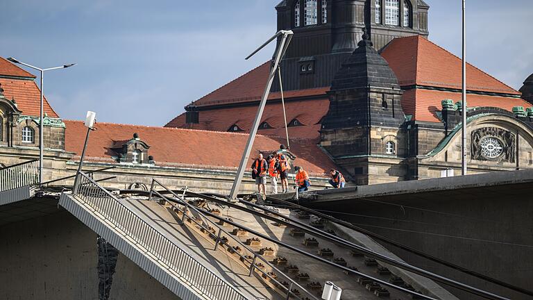 Carolabrücke in Dresden eingestürzt       -  Wo Minuten zuvor noch Straßenbahnen führen, ist ein Teil der Brücke zusammengebrochen.