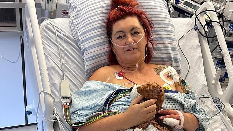 Susanne Haas nach ihrem Unfall im Krankenhaus in Belgien. Im Arm hat sie den Plüschhund ihres Sohnes. Susanne Haas nach ihrem Unfall im Krankenhaus in Belgien. Im Arm hat sie den Plüschhund ihres Sohnes.