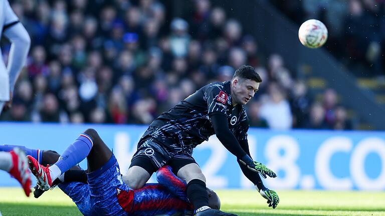 Crystal Palace - FC Millwall - Torwart Liam Roberts wurde nach seinem Foul an Jean-Philippe Mateta lange gesperrt. Crystal Palace - FC Millwall - Torwart Liam Roberts wurde nach seinem Foul an Jean-Philippe Mateta lange gesperrt.