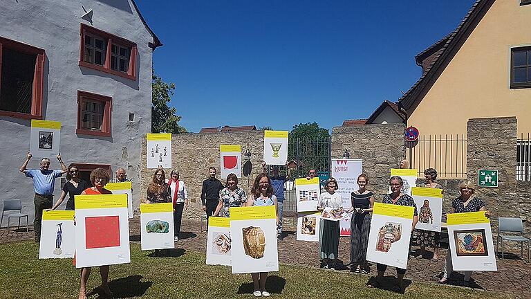 Die Vertreter der 16 unterfränkischen Museen mit ihren Tauschobjekten bei der Eröffnung im Jüdischen Museum Veitshöchheim.