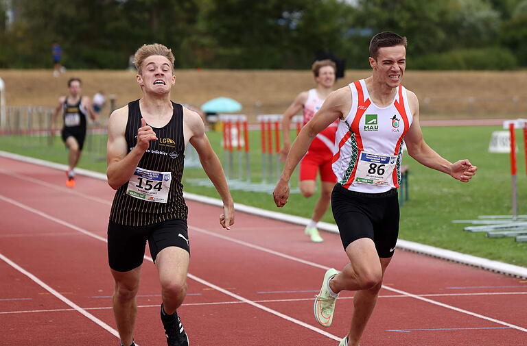 Jonas Babinsky (links) von der LG Main-Spessart kam über 400 Meter knapp vor Florian Bauer von der LG Augsburg ins Ziel. Jonas Babinsky (links) von der LG Main-Spessart kam über 400 Meter knapp vor Florian Bauer von der LG Augsburg ins Ziel.