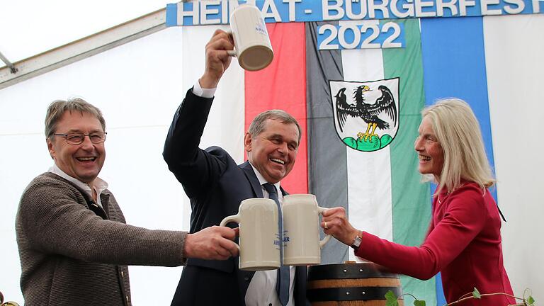 Der Fassanstich ist Tradition bei der offiziellen Eröffnung des Arnsteiner Heimat– und Bürgerfestes. Der technische Leiter Paul Seubert (links im Bild) hat im letzten Jahr zusammen mit Bürgermeister Franz-Josef Sauer und der Brauereichefin Dr. Susan Schubert auf das Bürgerfest angestoßen (Archivbild). Der Fassanstich ist Tradition bei der offiziellen Eröffnung des Arnsteiner Heimat– und Bürgerfestes. Der technische Leiter Paul Seubert (links im Bild) hat im letzten Jahr zusammen mit Bürgermeister Franz-Josef Sauer und der Brauereichefin Dr. Susan Schubert auf das Bürgerfest angestoßen (Archivbild).