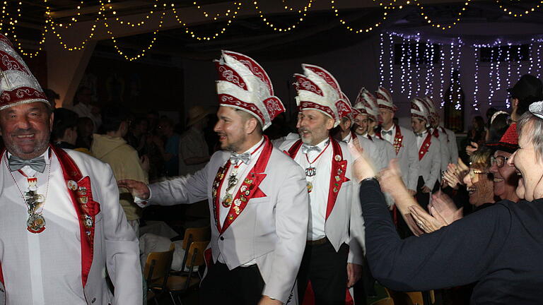 Nach fünf Jahren Pause feierte die AKG wieder eine Prunksitzung in der Bachgrundhalle. Narren aus Gauaschach, Arnstein und Helmstadt feierten gleich mit.