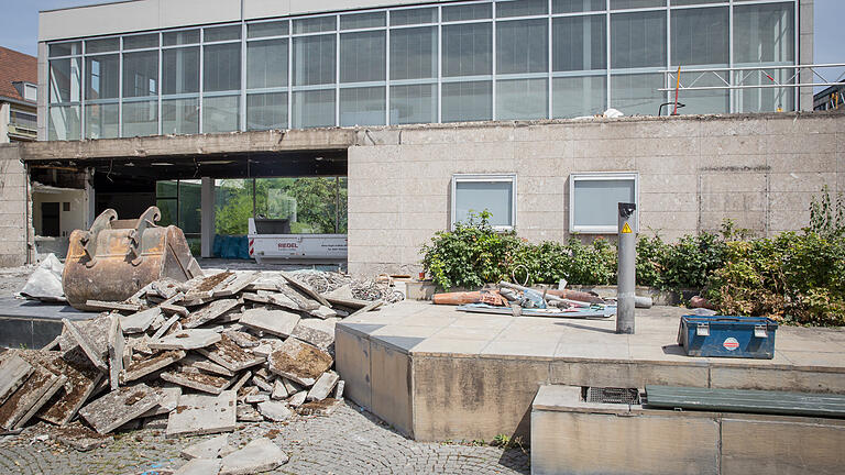 Auf kommenden Montag ist der Abriss des Vorbaus mit dem Atrium verschoben. Das Gebäudeteil ist inzwischen völlig entkernt. Foto: Dita Vollmond