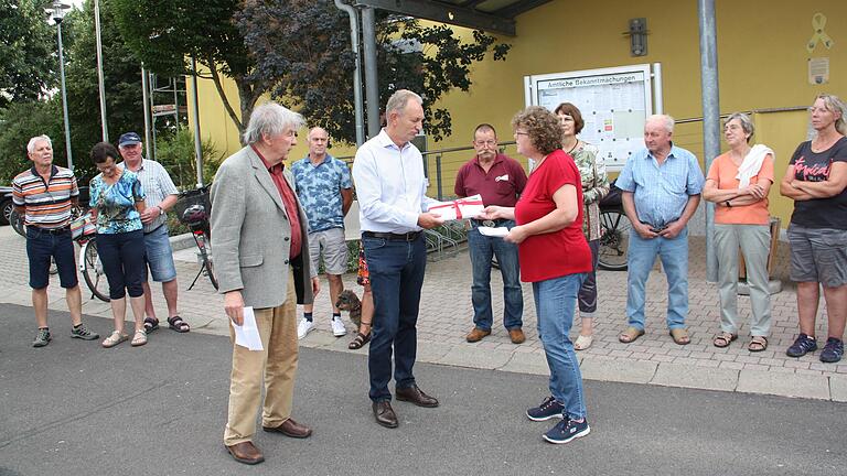 Am Montagabend übergaben Andrea Heck (vorne rechts) und Erhard Scholl (vorne links) an Kolitzheims Bürgermeister Horst Herbert (vorne Mitte) Listen mit 394 Unterschriften von Menschen, die sich gegen die bekannten Pläne für eine Freiflächen-Photovoltaikanlage am Berghofkreuz bei Gernach wenden. Sie möchten, dass das Vorhaben so angepasst wird, dass die Aussicht möglichst wenig darunter leidet.