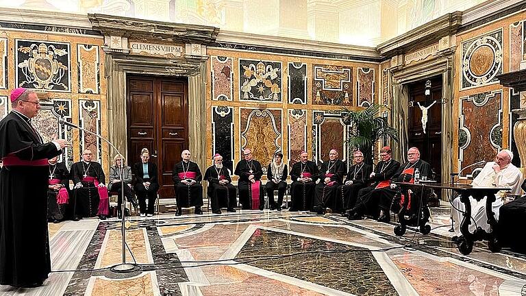 Die deutschen Bischöfe haben im Rahmen ihres Ad-limina-Besuchs im Vatikan mit Papst Franziskus über den Synodalen Weg gesprochen. Links: Georg Bätzing, Vorsitzender der Deutschen Bischofskonferenz. Die deutschen Bischöfe haben im Rahmen ihres Ad-limina-Besuchs im Vatikan mit Papst Franziskus über den Synodalen Weg gesprochen. Links: Georg Bätzing, Vorsitzender der Deutschen Bischofskonferenz.