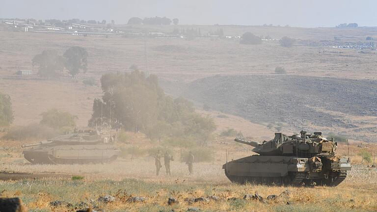 Nach Raketenbeschuss durch die Hisbollah beziehen israelische Panzer nahe der Grenze zu Libanon Stellung.