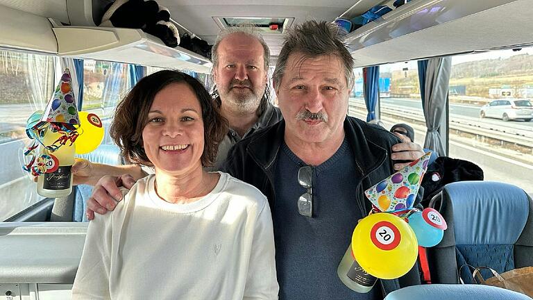 Norbert Seufert (rechts) und Harald Seufert (Mitte) waren von Anbeginn der TSG Skifreizeit mit dabei. Sie konnten heuer ein kleines Jubiläum feiern. Links: Organisatorin Katja Schreiber. Norbert Seufert (rechts) und Harald Seufert (Mitte) waren von Anbeginn der TSG Skifreizeit mit dabei. Sie konnten heuer ein kleines Jubiläum feiern. Links: Organisatorin Katja Schreiber.