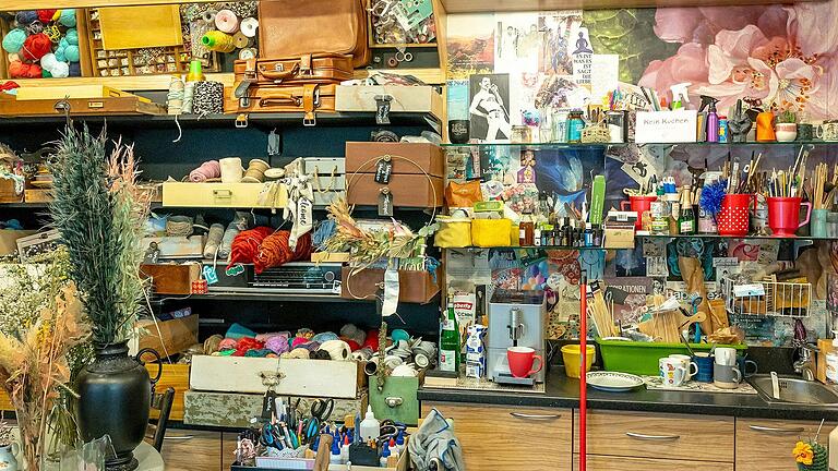 Inka Volk bietet in ihrem Upcycling-Laden 'Kellergedöns' in Schwebheim auch Kurse an. Die Teilnehmer können sich aus einer Vielfalt von Dingen aussuchen, womit sie arbeiten wollen. Inka Volk bietet in ihrem Upcycling-Laden 'Kellergedöns' in Schwebheim auch Kurse an. Die Teilnehmer können sich aus einer Vielfalt von Dingen aussuchen, womit sie arbeiten wollen. 