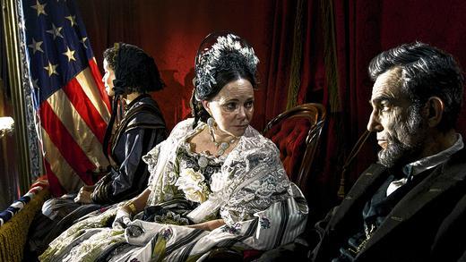 Ein Epos: Daniel Day-Lewis (rechts) als Abraham Lincoln und Sally Field (Mitte) als Mary Todd Lincoln in &bdquo;Lincoln&ldquo;.