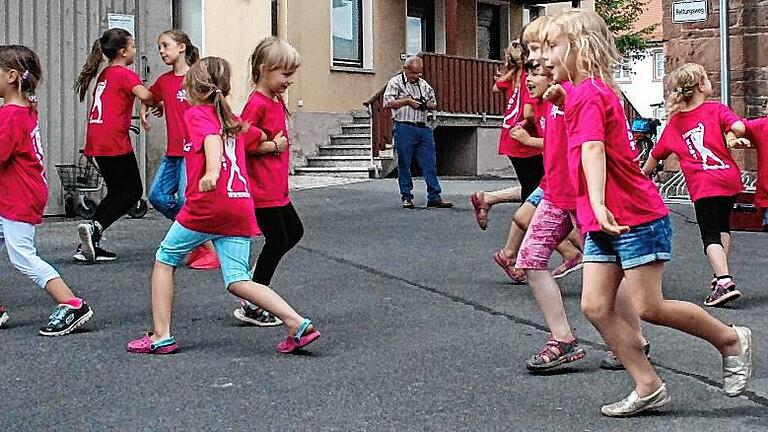 Mit einem Squaredance unterhielten die Dancing Kids des TSV Wiesenfeld die Besucher des Festes zum einjährigen Bestehen des Wiesenfelder Dorfladens.