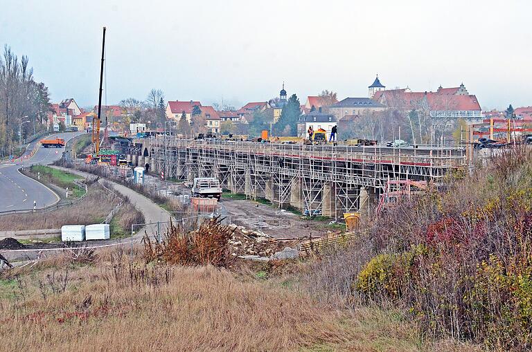Die Flutbrücke bei Haßfurt wird derzeit saniert. Die Flutbrücke bei Haßfurt wird derzeit saniert.