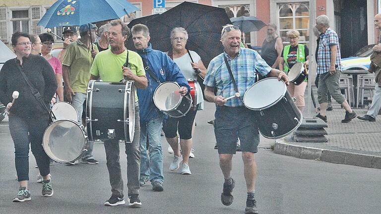 Vom Marktplatz aus marschierten am Freitagabend wieder Demonstranten durch die Straßen von Bad Königshofen. Voran die Gruppe der Trommler. Vom Marktplatz aus marschierten am Freitagabend wieder Demonstranten durch die Straßen von Bad Königshofen. Voran die Gruppe der Trommler.