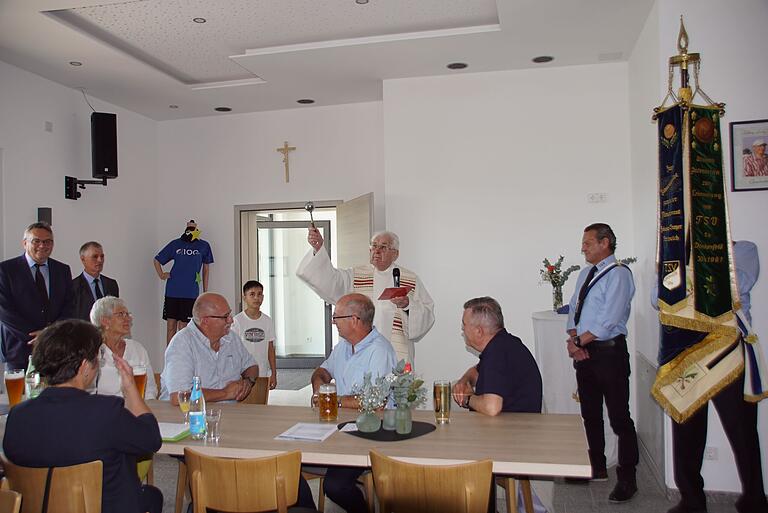 Nach dem Festgottesdienst spendete Pfarrer Ewald Thoma dem neuen Sportheim des TSV Kirchaich den kirchlichen Segen. Nach dem Festgottesdienst spendete Pfarrer Ewald Thoma dem neuen Sportheim des TSV Kirchaich den kirchlichen Segen.