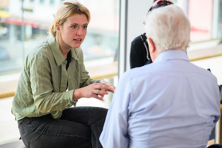 Speed-Dating: Schauspielerinnen und Schauspieler stehen am Sonntag (22.09.24) beim Theaterfest am Mainfranken Theater in Würzburg für kurze, persönliche Fragerunden zur Verfügung. Das Theaterfest bietet allen kleinen und großen Gästen ein vielfältiges Programm, darunter verschiedene Workshops mit Ensemblemitgliedern und Blicke hinter die Kulissen sowie Premierenmatineen der Produktionen, Maria Stuart, In den Alpen und Medea.