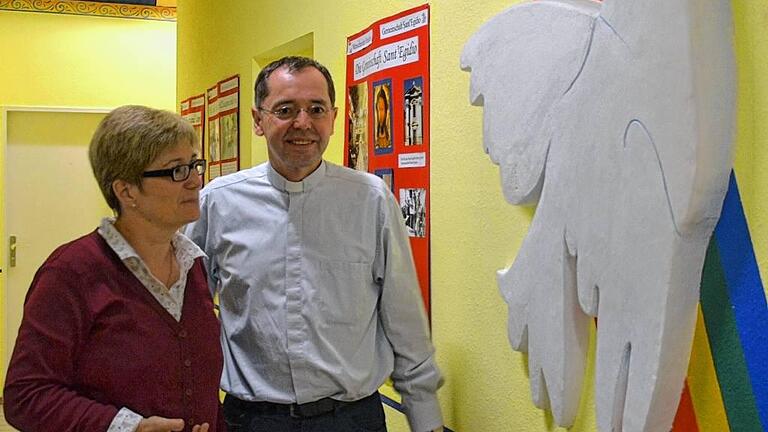 Im Zeichen der Friedenstaube: Die Sant'Egidio-Mitglieder Claudia Kaufhold und Matthias Leineweber zeigen das Emblem der Gemeinschaft, mit dem ein iranischer Bildhauer den Eingangsbereich des kleinen Sant'Egidio-Schulgebäudes verschönert hat. Im Zeichen der Friedenstaube: Die Sant'Egidio-Mitglieder Claudia Kaufhold und Matthias Leineweber zeigen das Emblem der Gemeinschaft, mit dem ein iranischer Bildhauer den Eingangsbereich des kleinen Sant'Egidio-Schulgebäudes verschönert hat.