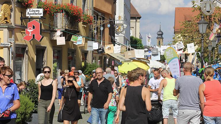 Der Kitzinger 'Bummeltag' 2016: So voll wünschen sich Händler und Stadtpolitiker die Innenstadt bald wieder. Der Kitzinger 'Bummeltag' 2016: So voll wünschen sich Händler und Stadtpolitiker die Innenstadt bald wieder.