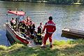 Per Rettungsboot wurden der Patient, der auf dem Dschungelpfad bei Volkach verunglückt war, und sein Fahrrad an das Festland gebracht.