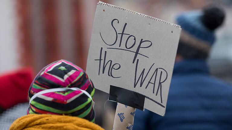 Zahlreiche Menschen gehen auf die Straßen, um ihren Unmut wegen des russischen Angriffs auf die Ukraine kund zu tun. Eine russischstämmige Frau aus Würzburg ruft dazu auf, diese Wut nicht gegen die russische Bevölkerung zu richten.