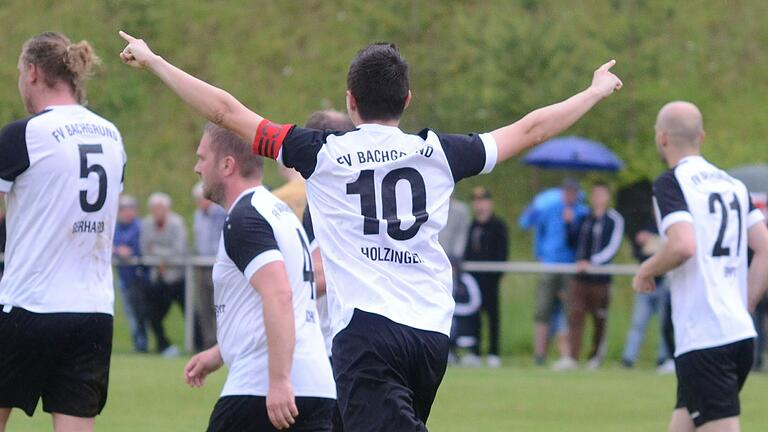 Beim FV Bachgrund hatten sie beim Sieg über den SV Schaippach Grund zur Freude: Fabian Holzinger (Nummer 10), der zwei Treffer in der Partie erzielte, feiert den Treffer zum 2:0.