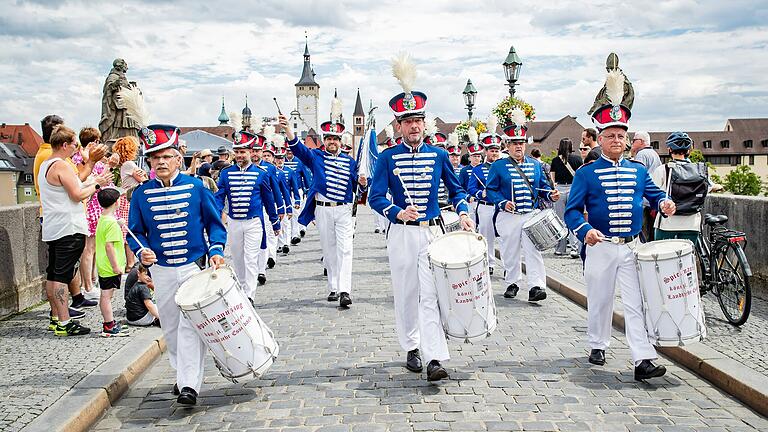 Zahlreiche Trachtengruppen und Vereine zogen am Samstag im Rahmen des Kiliani-Umzugs durch die Innenstadt in Würzburg.