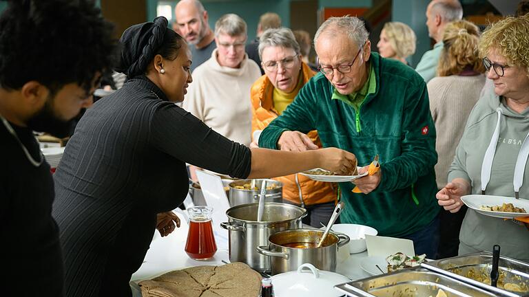 Zahlreiche Menschen tummeln sich am Samstag beim 8. Kulturaustausch „Kulturgut KOCHEN“ des Lions Clubs Bad Königshofen und des Netzwerks Jugendkultur JuKuNet in der Aula der Grundschule in Bad Königshofen im Grabfeld.&nbsp;