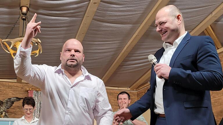 Sebastian Schneider (rechts), Vorsitzender des Turnvereins Marktsteft ehrte Jochen Seitz für 30 Jahre Laienschauspielerei und heutzutage auch Regisseurs-Tätigkeit bei den Theaterern. Sebastian Schneider (rechts), Vorsitzender des Turnvereins Marktsteft ehrte Jochen Seitz für 30 Jahre Laienschauspielerei und heutzutage auch Regisseurs-Tätigkeit bei den Theaterern.