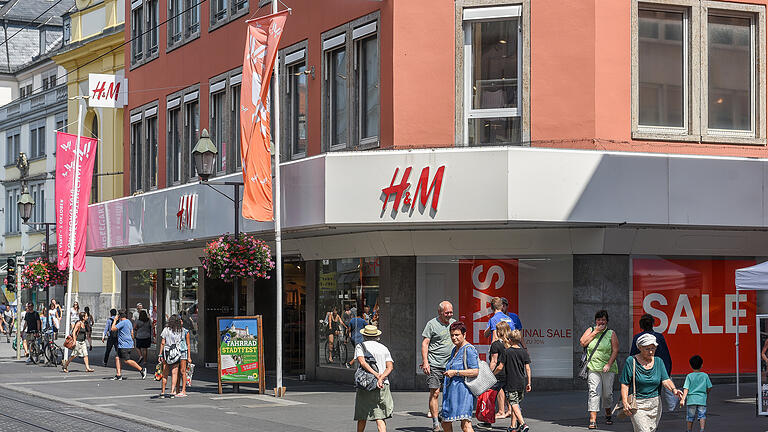 In der H&amp;M-Filiale in der Schönbornstraße ist es den Mitarbeitern zu heiß. Sie klagen über unzumutbare Arbeitsbedingungen wegen zu hoher Temperaturen und über schlechte Luft. Foto: Thomas Obermeier