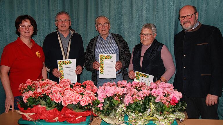 Ehrungen beim Garten- und Verschönerungsverein Roden (von links): Vorsitzende Karin Steinbauer, Jürgen Rohrmoser, Willi Wolz, Hedwig Veit und Bürgermeister Otto Dümig.