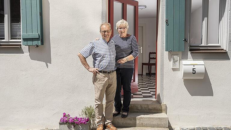 Erwin und Hiltrud Reidelbach haben ihr Anwesen liebevoll saniert und freuen sich auf ihre Gäste.