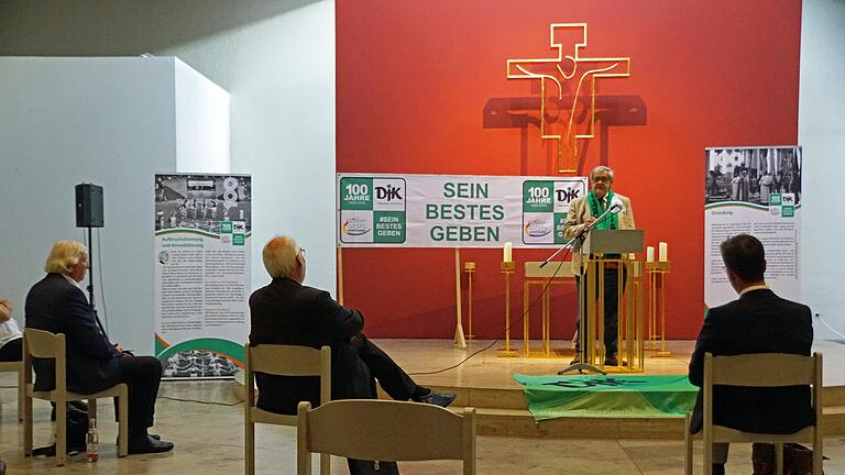 Autor Karl Grün stellte beim Festakt zum 100. Geburtstag sein Buch zur Geschichte der DKJ im Bistum Würzburg vor.