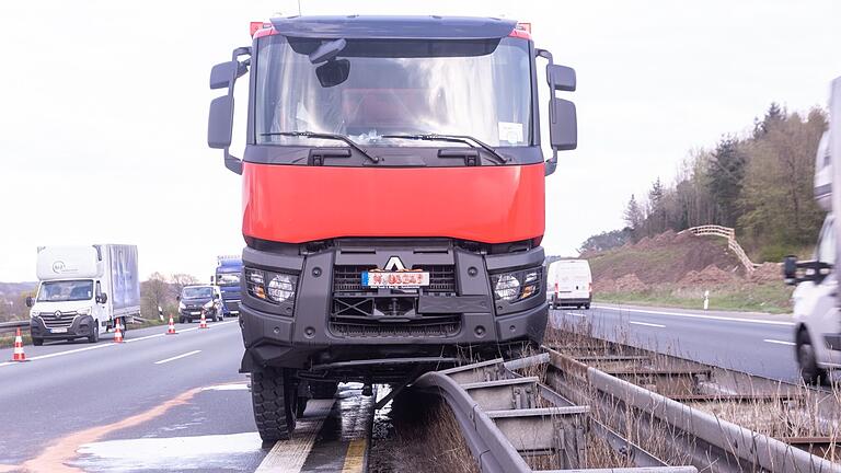 Weil vorbeifahrende Gaffer einen Verkehrsunfall auf der A 3 mit ihren Handys aufnahmen, müssen sie nun mit Verfahren gegen sich rechnen. Der Unfall eines neuen Lastwagens ereignete sich am Montagabend zwischen Schlüsselfeld und Geiselwind. Weil vorbeifahrende Gaffer einen Verkehrsunfall auf der A 3 mit ihren Handys aufnahmen, müssen sie nun mit Verfahren gegen sich rechnen. Der Unfall eines neuen Lastwagens ereignete sich am Montagabend zwischen Schlüsselfeld und Geiselwind.