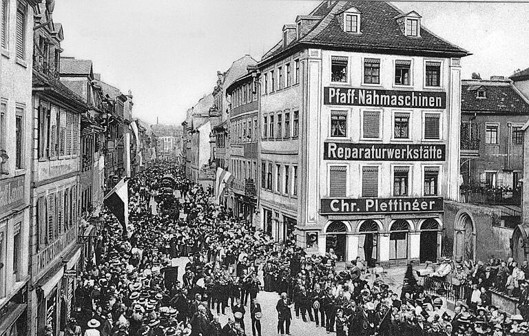 Eine Postkarte um 1905 zeigt die Rückkehr der Wallleut' in die Semmelstraße zur Zwiebelkirchweih.