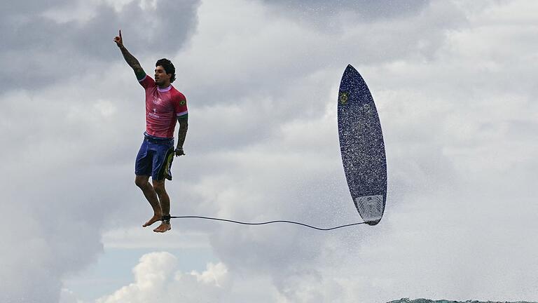 Paris 2024 - Surfen       -  Es sieht aus, als würde Surfer Gabriel Medina in der Luft schweben