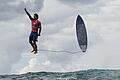 Paris 2024 - Surfen       -  Es sieht aus, als würde Surfer Gabriel Medina in der Luft schweben