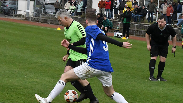 Die Rhöner Fußball-Nachlese - Nichts zu beanstanden hatte Schiedsrichter Christoph Kaufmann in diesem Duell zwischen Ramsthals Thorsten Büttner und Westheims Pascal Wahler. Die Rhöner Fußball-Nachlese - Nichts zu beanstanden hatte Schiedsrichter Christoph Kaufmann in diesem Duell zwischen Ramsthals Thorsten Büttner und Westheims Pascal Wahler.