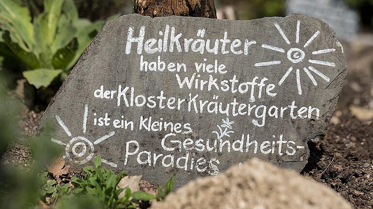 Liebevoll beschriftete Schiefertafeln säumen den Weg durch den Kräutergarten. Liebevoll beschriftete Schiefertafeln säumen den Weg durch den Kräutergarten.