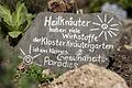 Liebevoll beschriftete Schiefertafeln säumen den Weg durch den Kräutergarten.