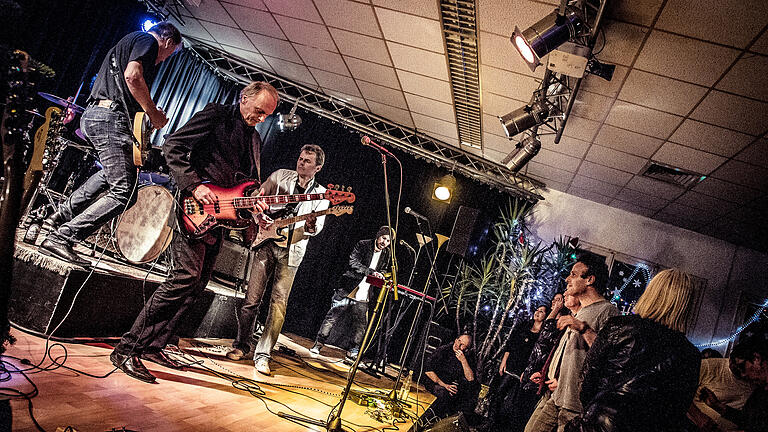 'Die Steine' spielen ausschließlich Songs der 'Rolling Stones' und rocken gerne - auch im Blauen Adler. Das Publikum ist begeistert. Foto: Gerald Langer 'Die Steine' spielen ausschließlich Songs der 'Rolling Stones' und rocken gerne - auch im Blauen Adler. Das Publikum ist begeistert. Foto: Gerald Langer