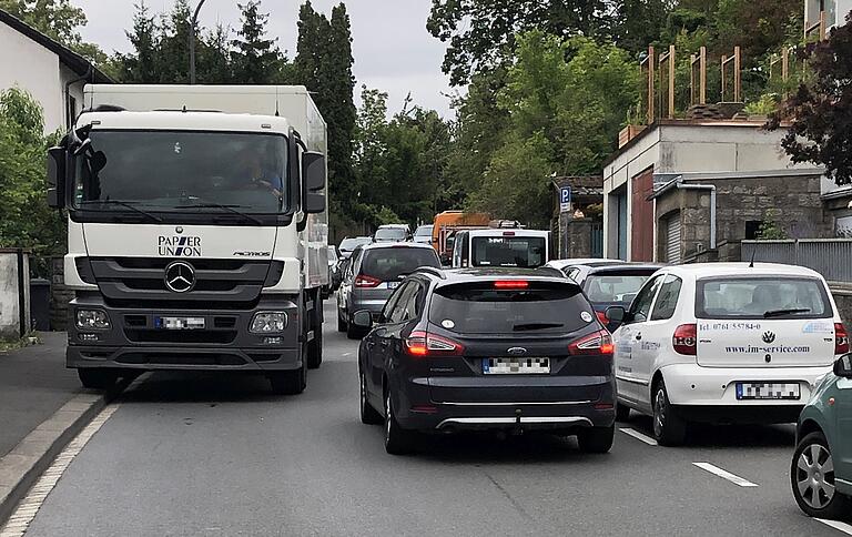 Größere Fahrzeuge wie Lkw und Busse müssen im Zinklesweg bei Gegenverkehr sogar auf den Gehweg ausweichen, um eng aneinander vorbeifahren zu können.