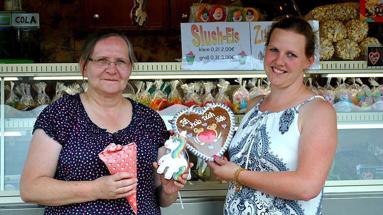 Normalerweise auf allen Festen dabei: Heidi Keller (rechts) und Mutter Monika Saliger verkaufen Süßes in Bad Königshofen. Normalerweise auf allen Festen dabei: Heidi Keller (rechts) und Mutter Monika Saliger verkaufen Süßes in Bad Königshofen.