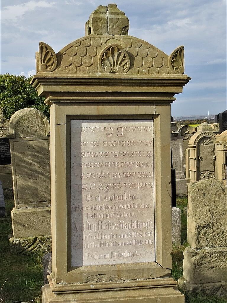 Der Grabstein von Klara Reiß' Vater, Amson Reiß, auf dem Jüdischen Friedhof in Rödelsee. Der Grabstein von Klara Reiß' Vater, Amson Reiß, auf dem Jüdischen Friedhof in Rödelsee.