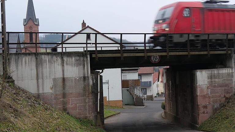 Wegen finanzieller Unwägbarkeiten gibt der Markt Obersinn den Wunsch auf, die Tieferlegung der Hartberg-Bahnunterführung mit einer Durchfahrtshöhe von 4,30 Meter weiter zu verfolgen.