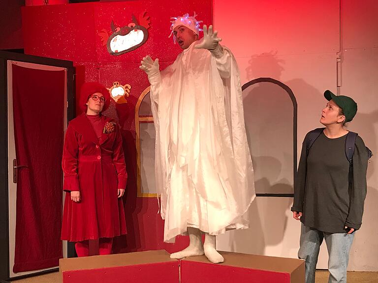 Hedwig Kümmelsaft (Laura Mann, links) soll Tom (Mora Thurow, rechts) helfen, nachdem Gespenst Hugo (Valentin Bartzsch) in Toms Keller eingezogen ist. Hedwig Kümmelsaft (Laura Mann, links) soll Tom (Mora Thurow, rechts) helfen, nachdem Gespenst Hugo (Valentin Bartzsch) in Toms Keller eingezogen ist.