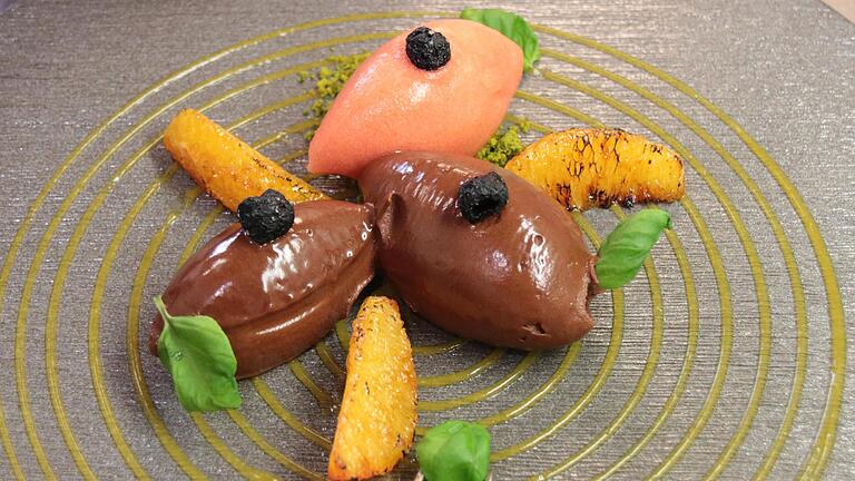Ein Löffel Blutorangensorbet und Basilikumblätter sowie getrocknete Oliven sorgen für Abwechslung. - Ein Löffel Blutorangensorbet und Basilikumblätter sowie getrocknete Oliven sorgen für Abwechslung. Ein Löffel Blutorangensorbet und Basilikumblätter sowie getrocknete Oliven sorgen für Abwechslung. - Ein Löffel Blutorangensorbet und Basilikumblätter sowie getrocknete Oliven sorgen für Abwechslung.