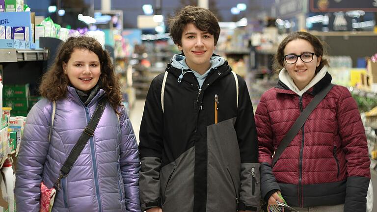 Laura Stahl (links) sowie Nils und Lena Weissenseel informierten sich über die Ausbildungsmöglichkeiten bei Aldi. Laura Stahl (links) sowie Nils und Lena Weissenseel informierten sich über die Ausbildungsmöglichkeiten bei Aldi.