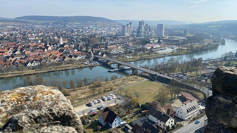 Blick von der Karlsburg auf Karlstadt mit der Mainbrücke und dem Zementwerk Schwenk. Blick von der Karlsburg auf Karlstadt mit der Mainbrücke und dem Zementwerk Schwenk.