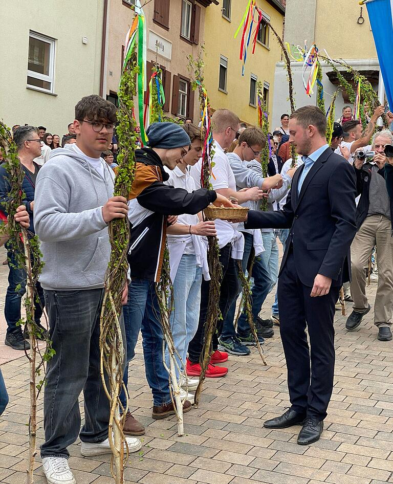 Am Marktplatz wird der Sammler und der Läufer per Los ermittelt. Organisiert wird der eierlauf traditionell von den Eierlaufbürgermeister. Wie bereits in den letzten drei Jahren von Luca Philipp und Adrian Stenke.
