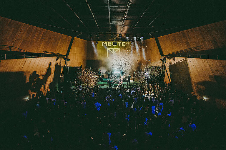 Auch so kann ein Konzertsaal aussehen: wie ein Club. Auch so kann ein Konzertsaal aussehen: wie ein Club.